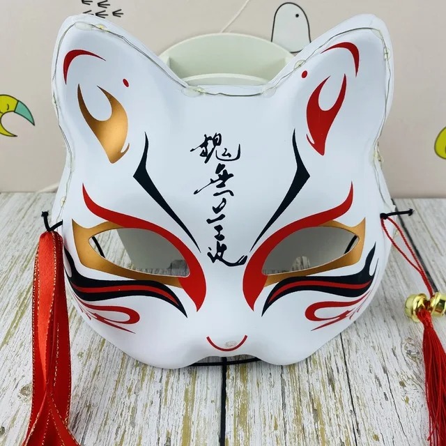 Masque Kitsune Blanc Avec Motifs Rouges Et Écritures Japonaises