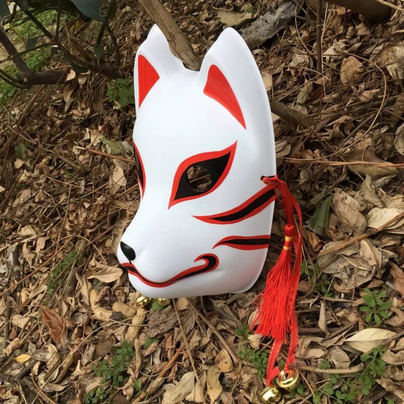 Masque Kitsune Blanc aux Motifs Rouges et Pompons