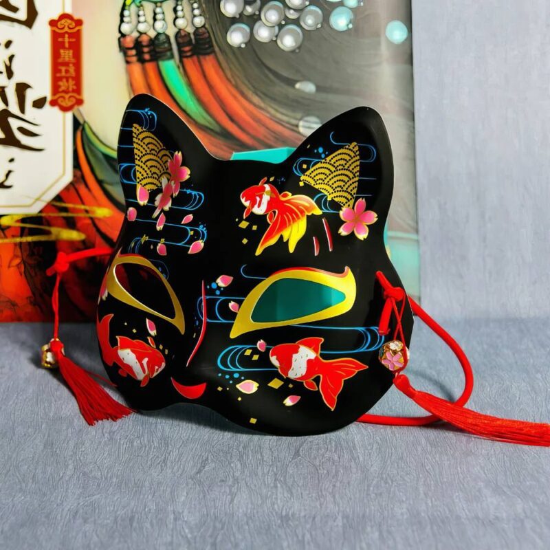 Masque Kitsune Noir avec Motifs de Poissons et Fleurs de Cerisier